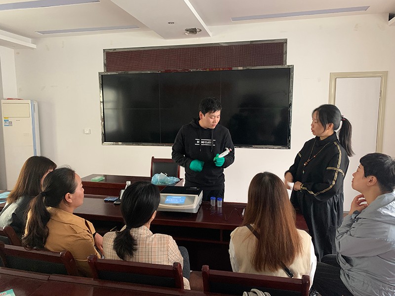 多多28售后在漯河市某农技服务单位开展农残速测仪技术培训